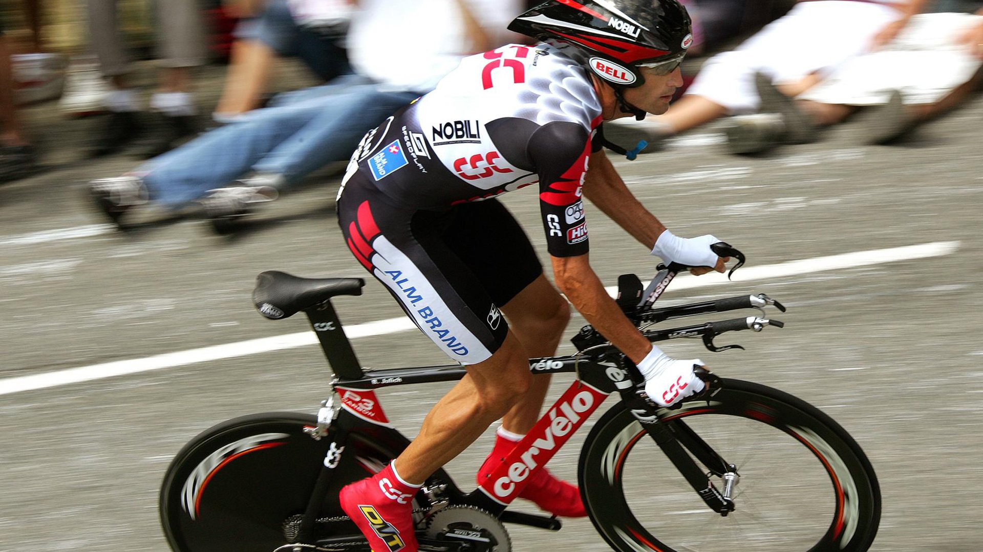 浙江雄狮通过转移球撕裂防线创造空位