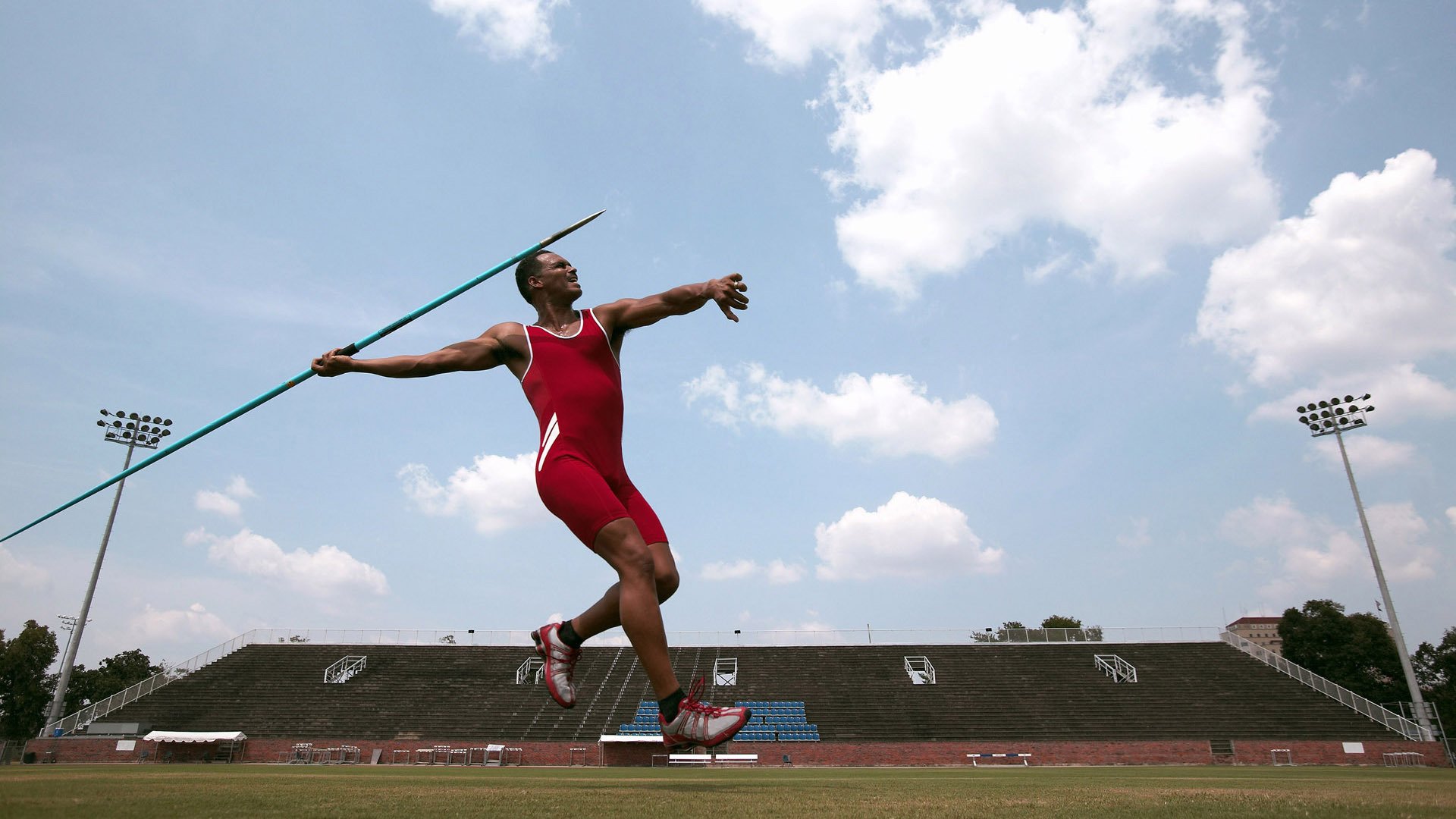 田径训练中引入生物力学辅助动作优化，运用运动生物力学指导体育运动的案例